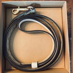 Coach small dog leash in color khaki/chalk